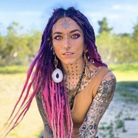 Ia mengungkapkan bahwa bagian tubuh tertentu sangat menyakitkan selama prosedur. “Sikutku sangat sakit, tapi bagian kepala samping itu yang paling parah. Rasanya seperti ada suara berdengung di dalam telinga, sangat keras, sampai sulit untuk meditasi,” jelasnya. Foto: dok. Instagram @flower.friendly