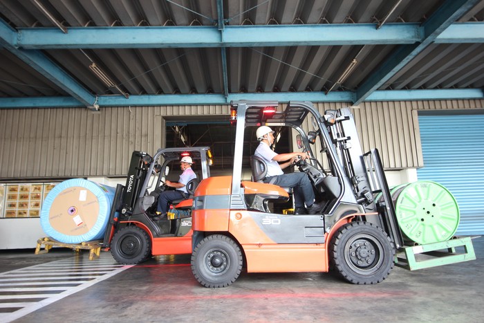 Bridgestone gunakan e-forklift.