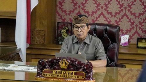 Bupati Badung I Wayan Adi Arnawa melmenandatangani SK pengangkatan CPNS dan PPPK di Puspem Badung, Rabu (21/5/2025). (IST)