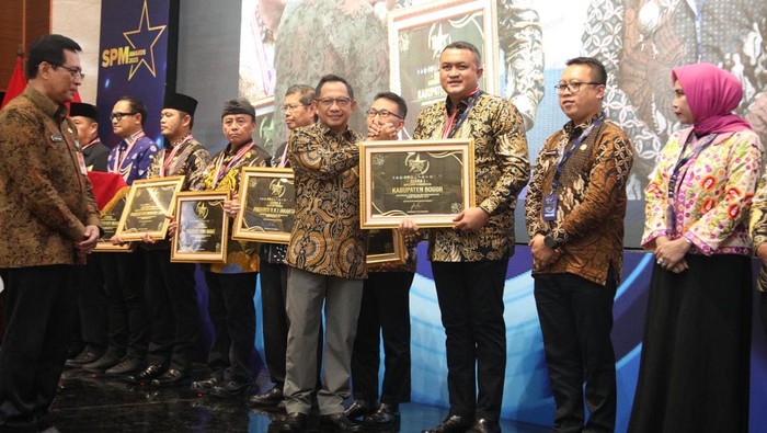 Bupati Bogor Rudy Susmanto mendapatkan penghargaan dari Mendagri Tito Karnavian. Foto: Diskominfo Bogor