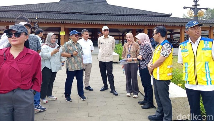 Menteri Pekerjaan Umum (PU) Dody Hanggodo saat meninjau Kampung Seni Borobudur, Kabupaten Magelang, Jumat (23/5/2025).
