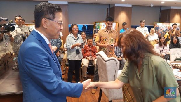CEO Lippo Group, James Riady menyalami konsumen Meikarta yang menerima refund tahap pertama, Kamis (22/5/2025). (CNBC Indonesia/Robertus Andrianto)