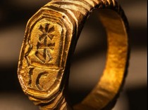 Lagi Renovasi Kastil, eh Nemu Cincin Abad Pertengahan