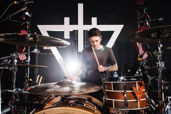 Daniel Williams, drummer The Devil Wears Prada, meninggal dalam kecelakaan pesawat di San Diego.