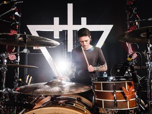 Drummer The Devil Wears Prada Meninggal Dunia Usai Alami Kecelakaan Pesawat