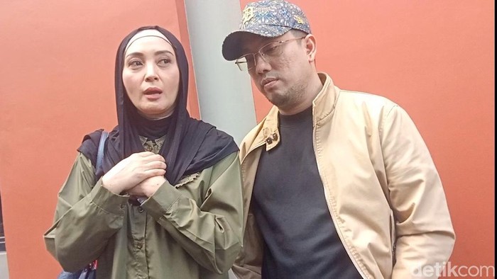 Della Puspita dan Arman Wosi di kawasan Jalan Kapten P Tendean, Jakarta Selatan.