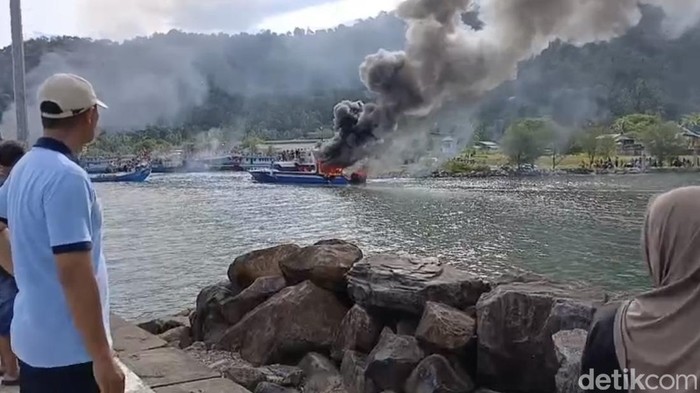 Dua kapal yang sedang sandar di Pelabuhan Tempat Pelelangan Ikan (TPI) Bungus Teluk Kabung Padang, terbakar. (Foto: Jeka Kampai/detikSumut).