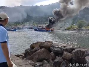 Video Kapal Pemkab Mentawai Terbakar di Pelabuhan Bungus