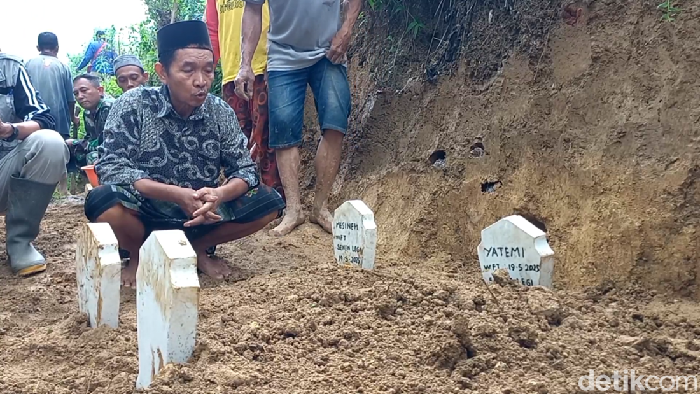 Dua korban tanah longsor Trenggalek dimakamkan satu liang lahat