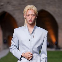 Personel grup KPop Stray Kids yang besar di Australia itu semakin memesona dengan tekstur freckles alami pada wajahnya. Foto: Getty Images