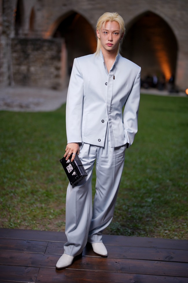 Tahun lalu, Felix Stray Kids menghadiri Louis Vuitton Cruise 2025 show sebagai salah satu model yang berjalan di catwalk. Dia telah mengukuhkan statusnya sebagai house ambassador LV sejak tahun 2023. Foto: Getty Images