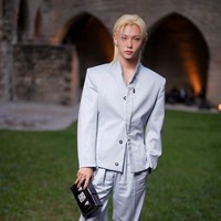 Tahun lalu, Felix Stray Kids menghadiri Louis Vuitton Cruise 2025 show sebagai salah satu model yang berjalan di catwalk. Dia telah mengukuhkan statusnya sebagai house ambassador LV sejak tahun 2023. Foto: Getty Images