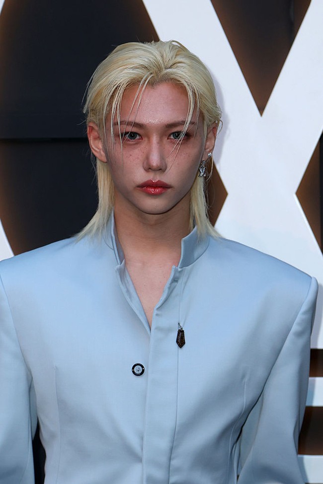 “Setiap kali aku melihatnya, dia punya terlihat unik, tampan, dan cantik,” “Dia mirip karakter webtoon,” komentar netizen Korea usai melihat penampilan Felix Stray Kids di acara peragaan busana Louis Vuitton. Foto: Getty Images