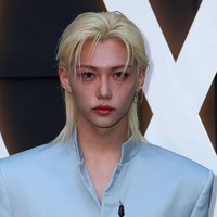 “Setiap kali aku melihatnya, dia punya terlihat unik, tampan, dan cantik,” “Dia mirip karakter webtoon,” komentar netizen Korea usai melihat penampilan Felix Stray Kids di acara peragaan busana Louis Vuitton. Foto: Getty Images