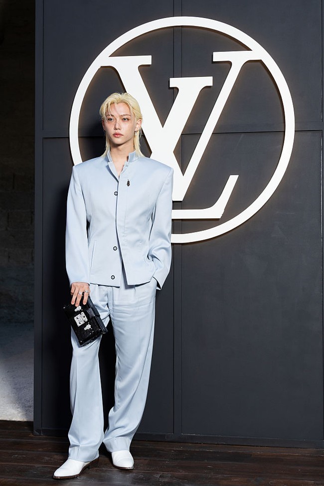 Pelantun ‘MIROH’ itu tampil dengan rambut pirang sebahu yang sudah menjadi ciri khasnya. Hanya satu bagian telinga yang memakai koleksi anting-anting Louis Vuitton, sedangkan jarinya dipenuhi koleksi cincin. Foto: Getty Images