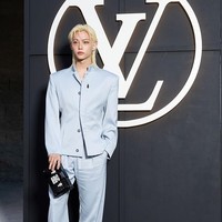 Pelantun ‘MIROH’ itu tampil dengan rambut pirang sebahu yang sudah menjadi ciri khasnya. Hanya satu bagian telinga yang memakai koleksi anting-anting Louis Vuitton, sedangkan jarinya dipenuhi koleksi cincin. Foto: Getty Images