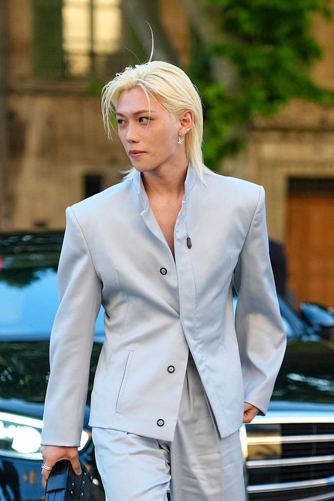 Saat tiba di Palais Des Papes, Felix Stray Kids mengenakan setelan jas berwarna light blue yang dilengkapi dengan blazer berkerah tinggi dan detail kancing dari koleksi busana wanita Louis Vuitton Fall/Winter 2025 show. Foto: Getty Images