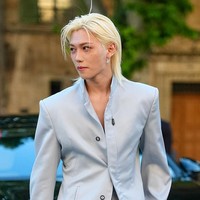 Saat tiba di Palais Des Papes, Felix Stray Kids mengenakan setelan jas berwarna light blue yang dilengkapi dengan blazer berkerah tinggi dan detail kancing dari koleksi busana wanita Louis Vuitton Fall/Winter 2025 show. Foto: Getty Images