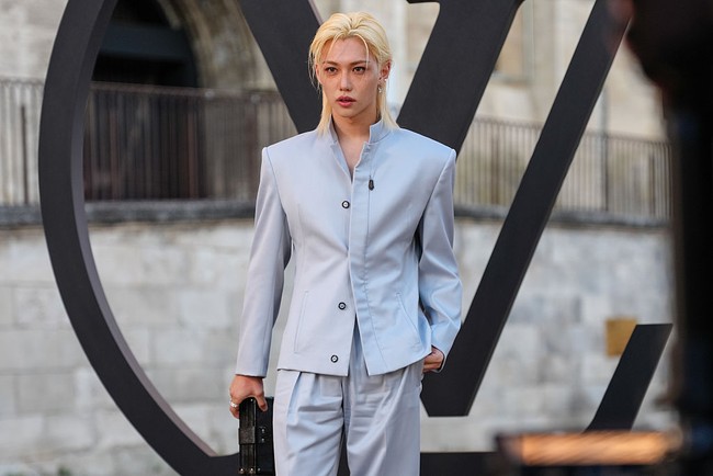 Selama ini, Felix Stray Kids kerap mendobrak batasan berpakaian pria dan mengenakan busana wanita. Dia terang-terangan ingin dikenal publik dengan imej unisex. Netizen Korea pun ramai memuji visualnya yang ganteng sekaligus cantik. Foto: Getty Images