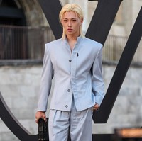 Selama ini, Felix Stray Kids kerap mendobrak batasan berpakaian pria dan mengenakan busana wanita. Dia terang-terangan ingin dikenal publik dengan imej unisex. Netizen Korea pun ramai memuji visualnya yang ganteng sekaligus cantik. Foto: Getty Images