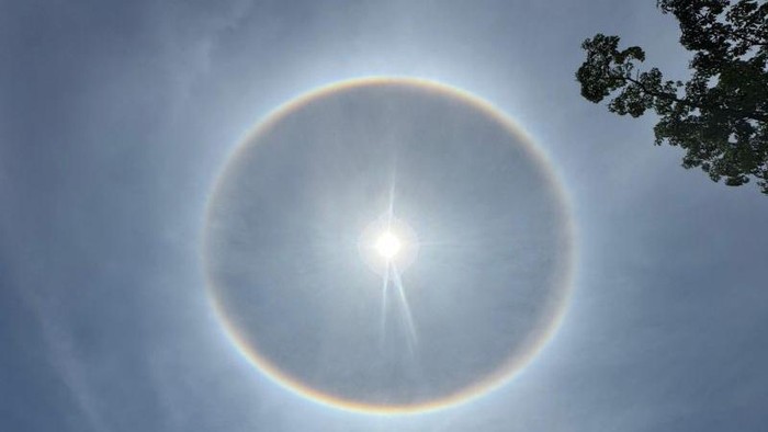 Fenomena Halo Matahari yang terjadi di Langit Kabupaten Siak, Jumat siang (23/5/2025), membuat takjub warga.