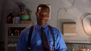 Tony Todd memerankan William Bludworth di Final Destination 1. Dia kembali muncul dalam Final Destination: Bloodlines dengan peran yang sama, tapi lebih akrab disapa JB. (Foto: dok. New Line Cinema/Warner Bros./via IMDb)