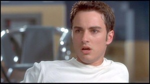 Kerr Smith memerankan Carter Horton, cowok populer yang ketus di Final Destination. (Foto: dok. New Line Cinema/Warner Bros./via IMDb)