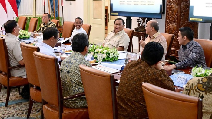 Foto: Presiden Prabowo memanggil sejumlah menteri dan satuan tugas hilirisasi dalam rapat terbatas (ratas) hari ini yang membahas percepatan proyek hilirisasi. (Dok Muchlis Jr - Biro Pers Sekretariat Presiden)