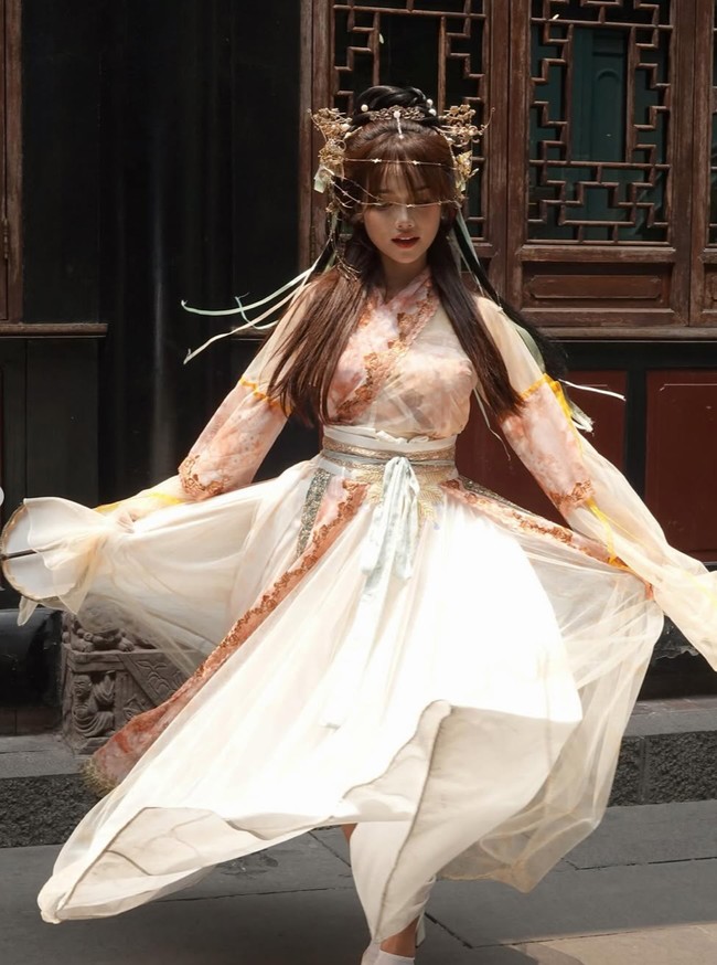 Fuji kembali jadi sorotan melalui penampilannya saat di China. Cantik menawan, ia tampak menjajal baju tradisional di sana. Foto: Instagram/@fuji_an