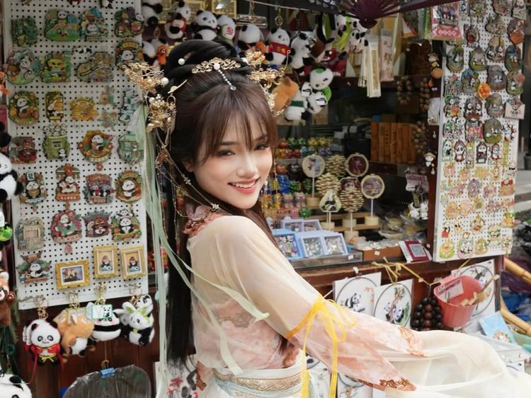 8 Foto Fuji Tampil Bak Putri Kerajaan China, Cantik Memukau Pakai Hanfu