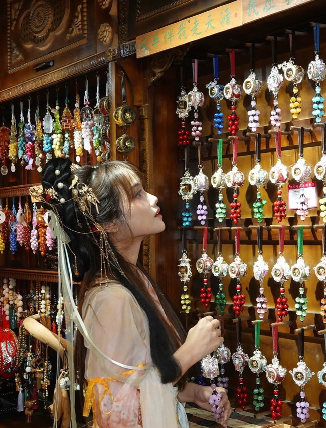 Rambutnya dibiarkan panjang terurai dengan dipercantik berbagai aksesori rambut khas wanita Tiongkok, seperti, jepit emas, hiasan manik-manik, dan pita warna pastel. Foto: Instagram/@fuji_an