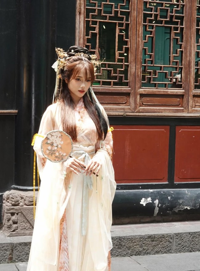 “Somewhere in China,” tulis keterangan dalam unggahan. Cantik nan anggun, penampilan Fuji pun banjir pujian netizen. Foto: Instagram/@fuji_an