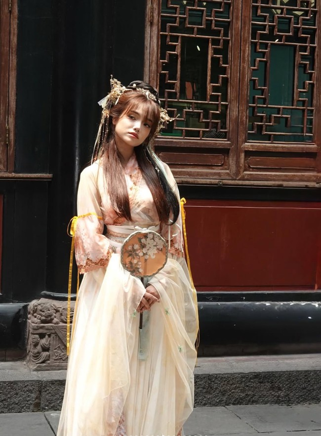 Memamerkan beragam gayanya mengenakan Hanfu, penampilan Fuji terlihat cantik dan imut. Banyak yang menyebut dirinya cocok mengenakan pakaian tersebut. Foto: Instagram/@fuji_an