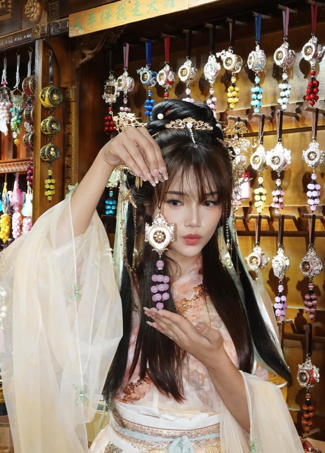 Melengkapi penampilannya Fuji juga megenakan riasan glam look. Eyeshadow peach dipadukan dengan eyeliner, bulu mata palsu, dan lipstik senada. Foto: Instagram/@fuji_an