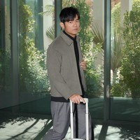 Jay Chou resmi bergabung dengan Rose dan Lewis Hamilton di kampanye Never Still terbaru dari Rimowa. Penyanyi pop asal Taiwan itu menggantikan atlet Kylian Mbappe. (Foto: Dok. Rimowa)