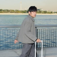 Salah satu foto Never Still jilid ke-5 ini memperlihatkan Jay Chou bergaya dalam padanan stylish antara kemeja hitam dibungkus luaran tailored abu-abu, dan celana senada, sembari menggerek koper aluminium ikonis dari merek asal Jerman tersebut. Dengan gayanya yang kekinian, pria berusia 46 tahun ini seakan tak memperlihatkan tanda-tanda penuaan. (Foto: Dok. Rimowa)