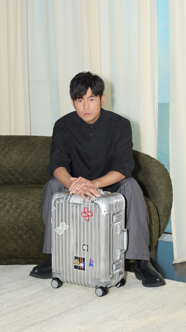 Dalam kampenye garapan sutradara Daniel Wolfe dan Elliott Power tersebut, Jay Chou berbagi sedikit tentang arti traveling yang personal baginya. “Setiap perjalanan membuat saya melihat dunia dengan cara baru. Itu membentuk siapa saya dan apa yang saya ciptakan, kata penyanyi yang juga pernah membintangi film The Green Hornet itu. (Foto: Dok. Rimowa)