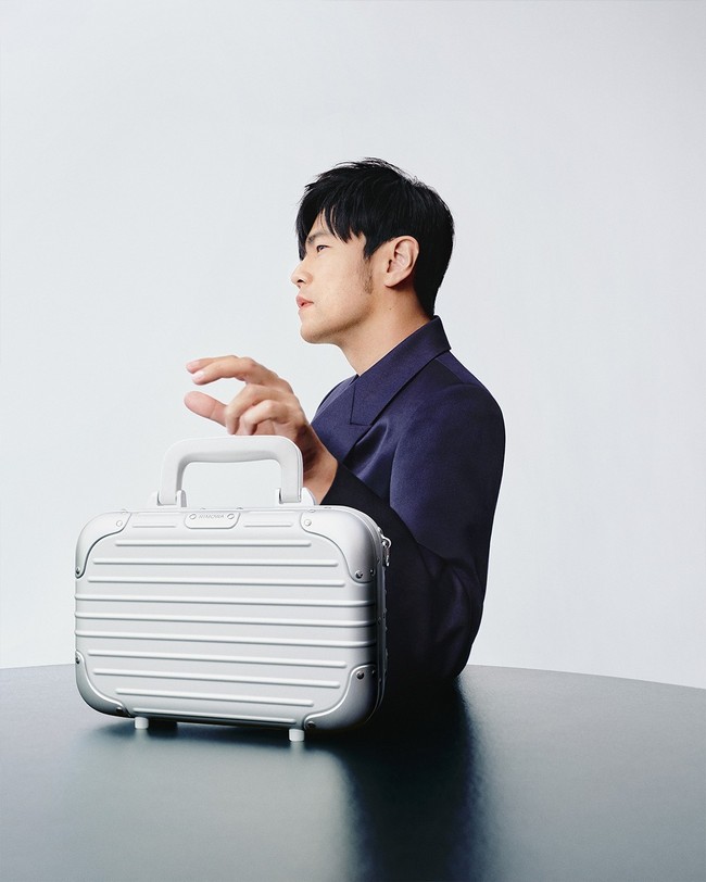 Jay, yang difoto ini berpose dengan Rimowa Original Bag versi crossbody, mengungkapkan dirinya sebagai penggemar tenis. Tak mengherankan jika kopernya dihiasi stiker bergambar raket. (Foto: Instagram/@jaychou)