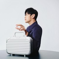 Jay, yang difoto ini berpose dengan Rimowa Original Bag versi crossbody, mengungkapkan dirinya sebagai penggemar tenis. Tak mengherankan jika kopernya dihiasi stiker bergambar raket. (Foto: Instagram/@jaychou)