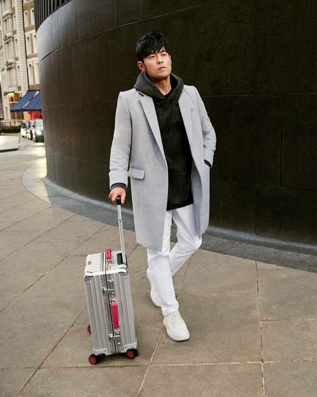 Rimowa menunjuk Jay Chou sebagai brand ambassador tahun lalu. “Ritme perjalanan itu seperti melodi. Bisa cepat, bisa perlahan,” ujar Chou dalam narasi berbahasa Mandarin saat muncul pada kampanye pertamanya. (Foto: Instagram/@jaychou)