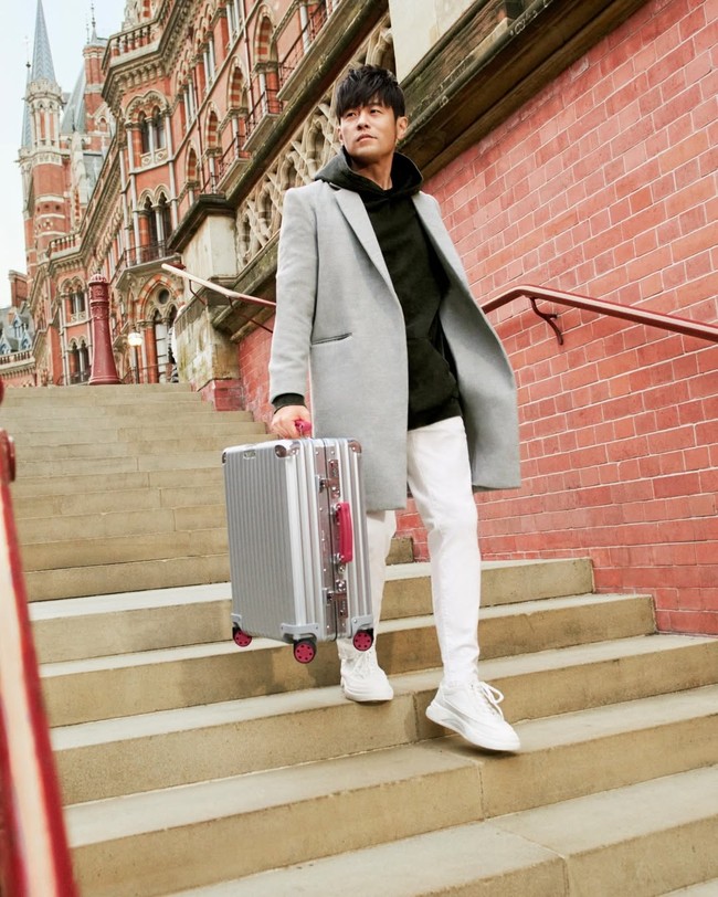 Travelling sudah menjadi bagian dari profesi Jay Chou sebagai entertainer. Belakangan, ia sedang merampungkan tur dunianya yang bertajuk The Carnival World Tour. (Foto: Instagram/@jaychou)