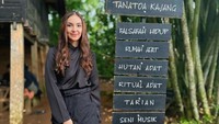 Ternyata Ghina merupakan adik dari artis Tsania Marwah. Dirinya dikabarkan juga sebagai teman dekat dari Izzat Assegaf, anak Najwa Shihab. Foto: Instagram/ghinarai