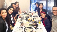 Sesekali Ghina juga menyempatkan diri makan di restoran bersama keluarga. Ayah, ibu, kakak, hingga keponakan, semuanya berkumpul bersama untuk makan malam. Foto: Instagram/ghinarai
