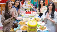 Berbuka puasa bersama tak dilewati oleh Ghina saat ramadan lalu. Memilih restoran dimsum, semuanya duduk bersama untuk menikmati hidangan yang lezat. Foto: Instagram/ghinarai