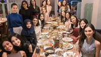 Menghadiri jamuan makan dengan para senior di Puteri Indonesia juga agenda rutin bagi Ghina. Menikmati hidangan dan berfoto dengan tersenyum lebar, undangan yang datang tampak bahagia. Foto: Instagram/ghinarai