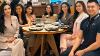 Sosoknya di kalangan teman-teman Puteri Indonesia yang lain juga dikenal ramah. Ia kerap menghadiri acara-acara kebersamaan seperti jamuan makan. Foto: Instagram/ghinarai