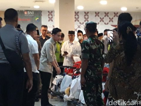 Wakil Presiden Ri, Gibran Rakabuming Raka meninjau pelayanan Makkah Route di Bandara Adi Soemarmo,.Boyolali, Jumat (23/5/2025) malam.