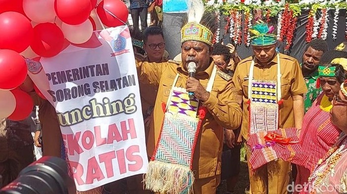 Gubenur Papua Barat Daya, Elisa Kambu melaunching sekolah gratis di Sorong Selatan.