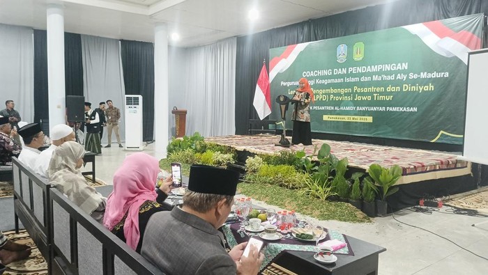 Gubernur Jatim Khofifah Indar Parawansa saat memberi sambutan di hadapan pengasuh ponpes dan akademisi di gedung Aula di Pondok Pesantren Alhamydi, Pamekasan