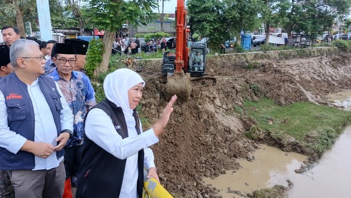 Gubernur Khofifah Indar Parawansa melihat langsung proses normalisasi Sungai Jombang di Pamekasan